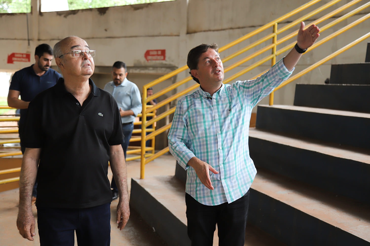 Prefeito Gilberto Garcia e secretário Júlio Cesar visitando obras - Foto: Arquivo/Prefeitura de Nova Andradina
